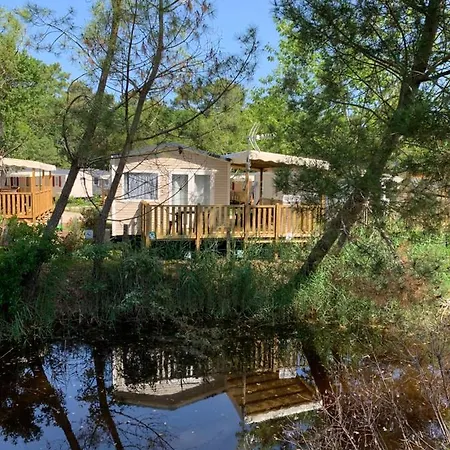 Envie D Un Break De Paysages Sauvages Et De Nature Ce Mobile Neuf Confort Climatise Idealement Situe Au Bord De L Eau Dans Un 4 Etoiles Vous Attend Pour Un Week End Quelques Jours Ou Des En Famille Kemp Lège-Cap-Ferret